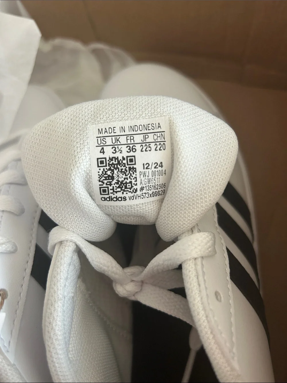 ADIDAS BIG KID GRAND COURT 2.0 Tennis Sneakers size 4 NIB